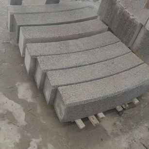 贵州芝麻白弧形路牙石